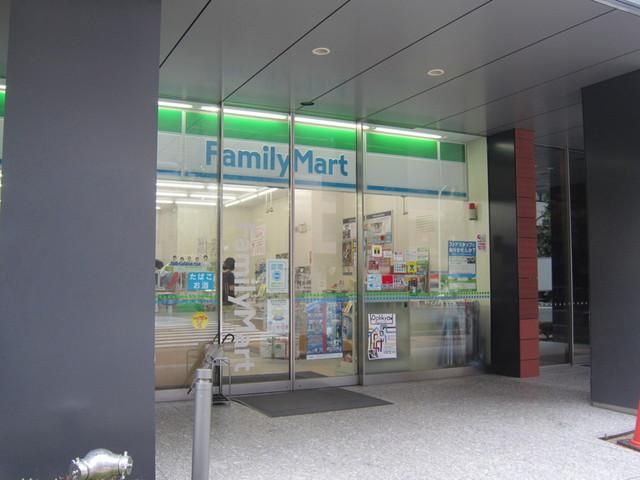 コンビニ　ファミリーマート（コンビニ）まで200m