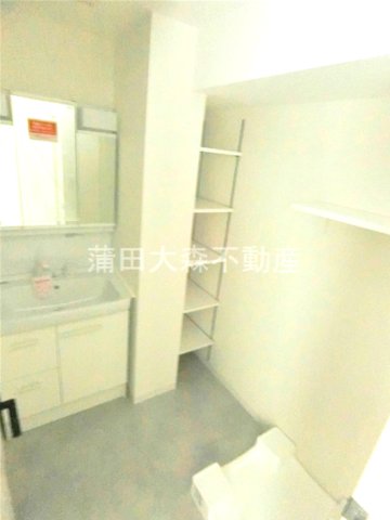 洗面設備　3面鏡の独立洗面台　洗濯機置き場　洗面脱衣所