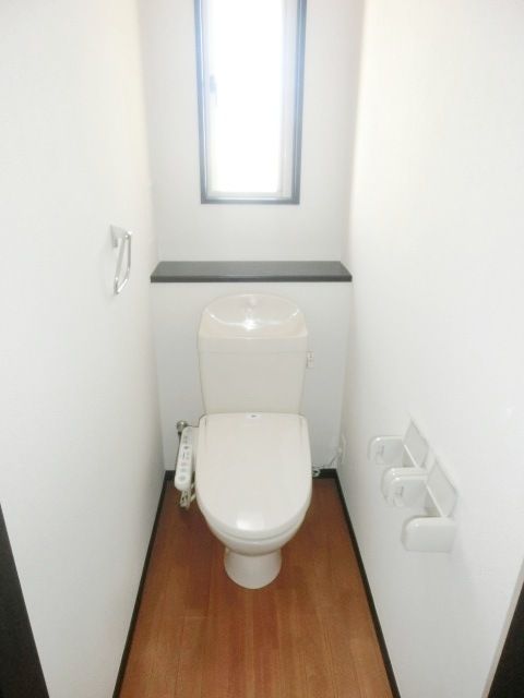 トイレ　温水洗浄機能付きのトイレです。