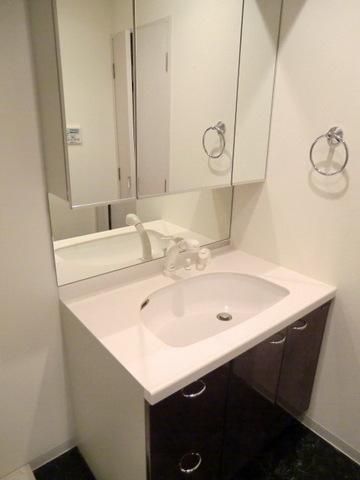 洗面設備　女性にうれしい３面鏡付洗面台