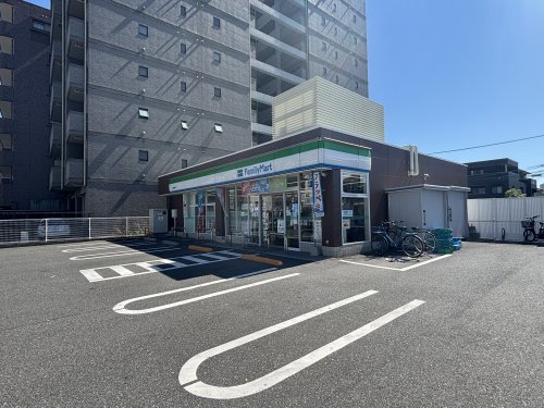 コンビニ　ファミリーマート東雲本町店（コンビニ）まで217m