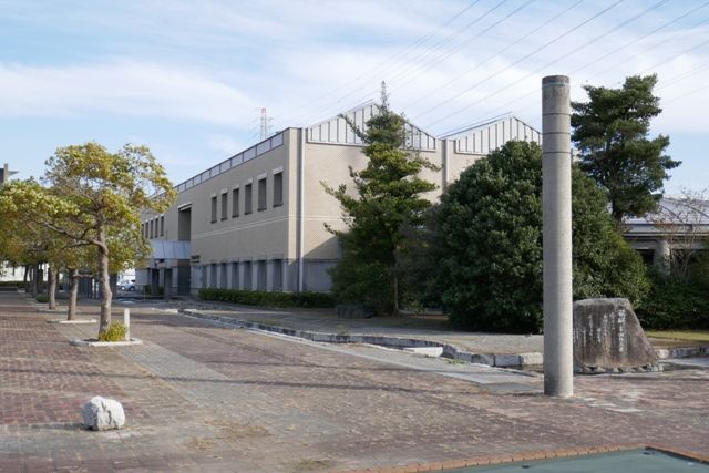 図書館　磐田市ひと・ほんの庭　にこっと（図書館）まで1065m