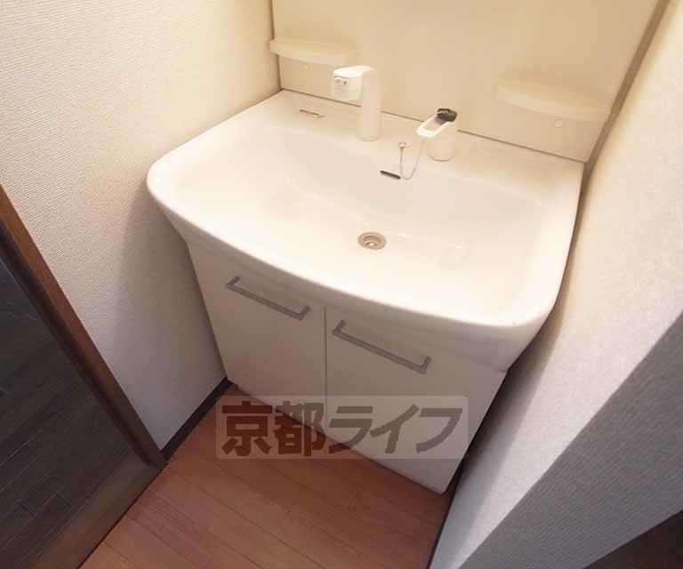 洗面設備　独立洗面台付きです。