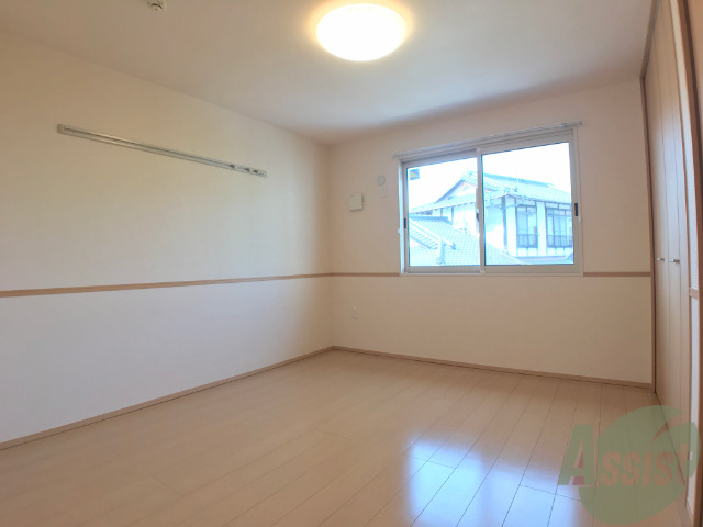 その他部屋・スペース　７帖の洋室です。広々として、きれいですね。