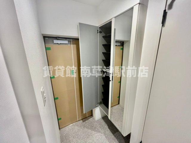 玄関　同建物内の同仕様別室写真となります。