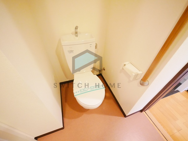 トイレ　アメリカンセパレートタイプのトイレです！上部に換気扇あります