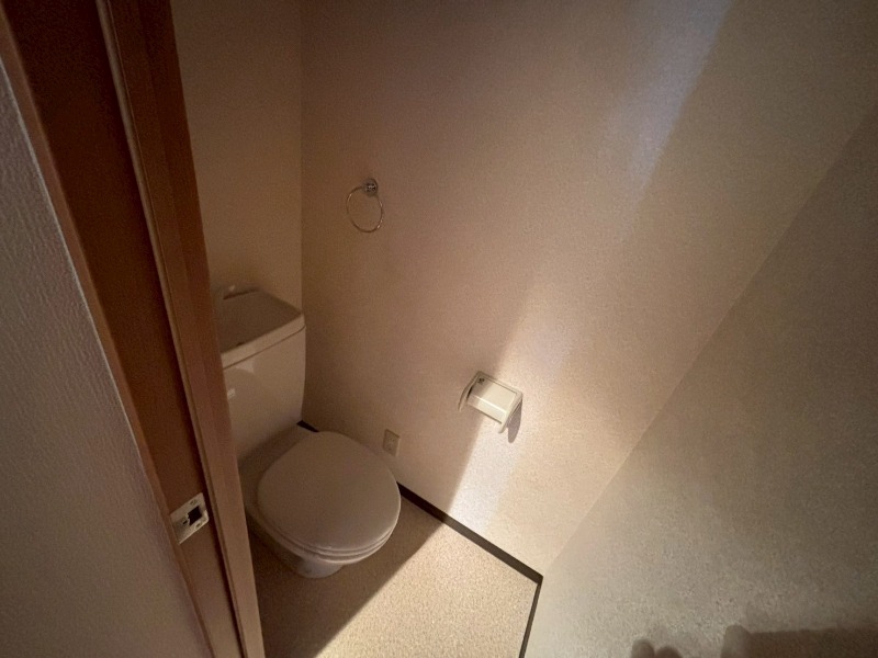 トイレ　こちらはトイレです。清潔感があり、安心して使用できます。