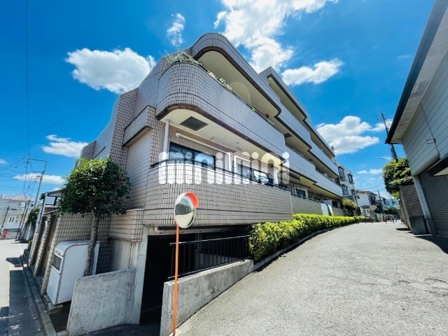 建物外観　閑静な住宅街。駐車場多し。