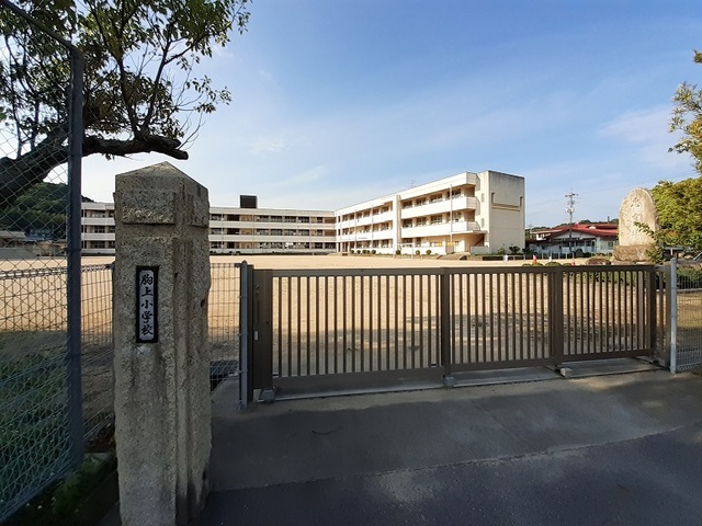 小学校　玉野市立胸上小学校（小学校）まで445m