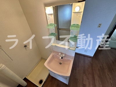 洗面設備　独立洗面化粧台が付いています