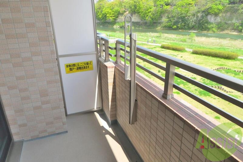 バルコニー　かなりワイドな設計になってます。バルコニーでくつろげそう