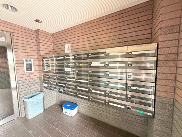 ロビー　ロビーにある各部屋毎のメールボックス。