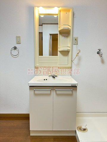 洗面設備　独立洗面台、小物を置くことができて便利です