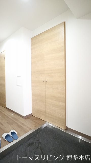 玄関　※別号室の参考写真になります。