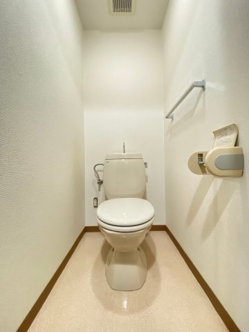 トイレ　別号室の写真です。ご参考までに