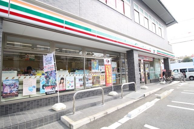 コンビニ　セブンイレブン（コンビニ）まで558m