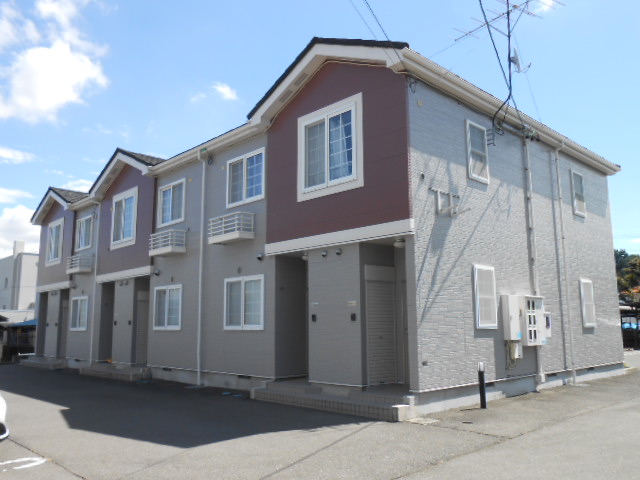 建物外観　建物玄関側（北面）を北西方向より撮影