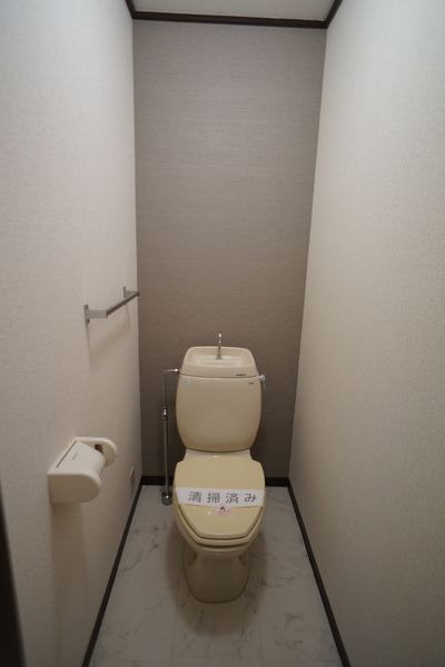 トイレ　バス・トイレ別設計。