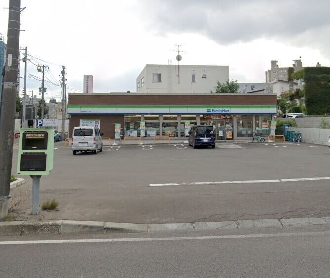 コンビニ　ファミリーマート札幌本郷通2丁目店（コンビニ）まで334m