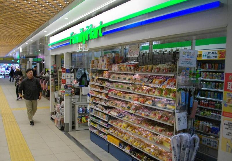 コンビニ　ファミリーマート 青砥駅店（コンビニ）まで87m