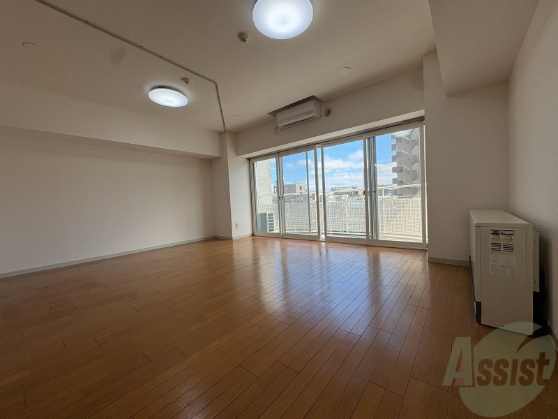 居室・リビング　日当たりが良くて心地よく過ごせそうなお部屋です。