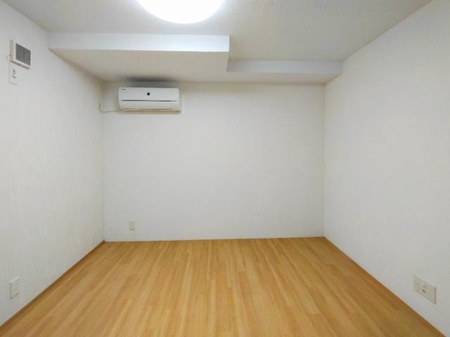その他部屋・スペース　開放的な寝室です