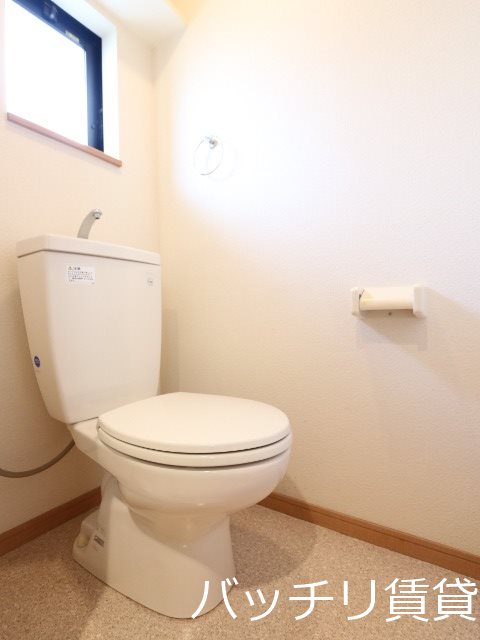 トイレ　画像は別号室タイプの為、現状を優先致します。