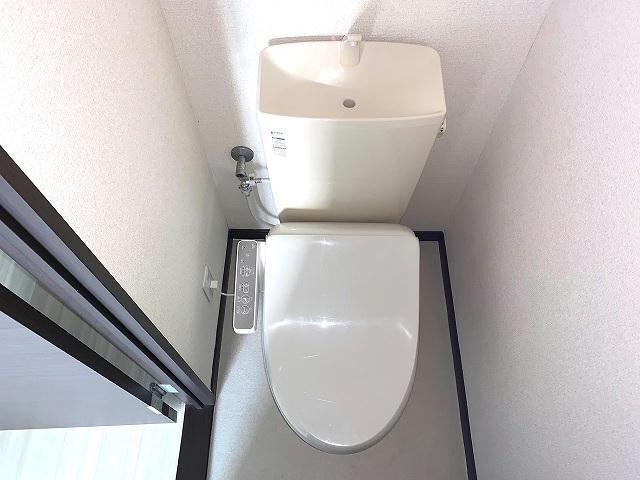 トイレ　温水洗浄便座です