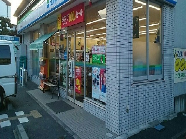 コンビニ　ファミリーマート（コンビニ）まで400m
