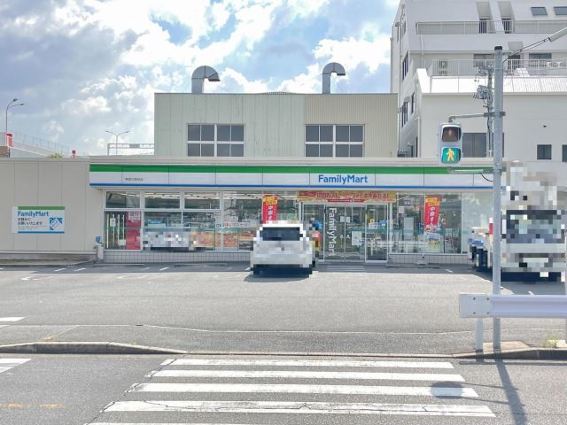 コンビニ　ファミリーマート（コンビニ）まで590m
