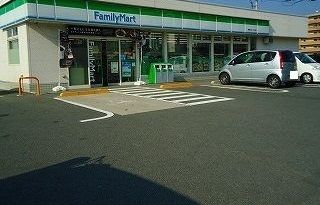 コンビニ　ファミリーマート（コンビニ）まで650m