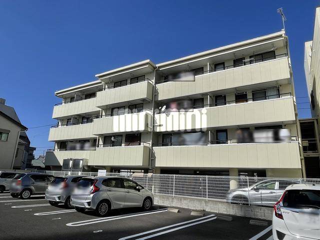 建物外観　４階建ての鉄骨造マンション。