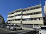 建物外観　４階建ての鉄骨造マンション。