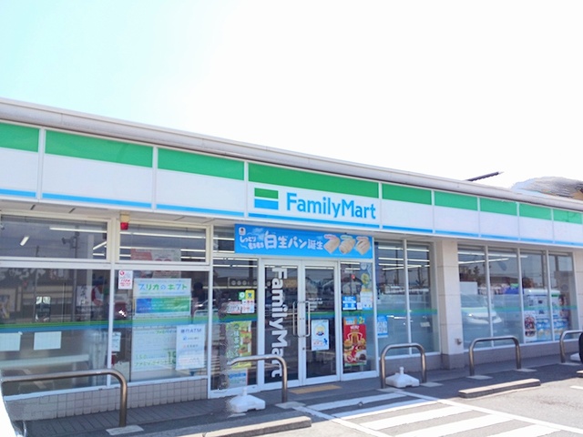 コンビニ　ファミリーマート（コンビニ）まで650m