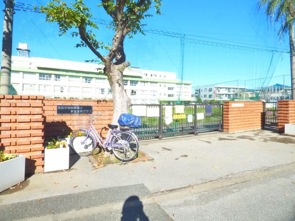 小学校　葛飾区立南綾瀬小学校（小学校）まで350m
