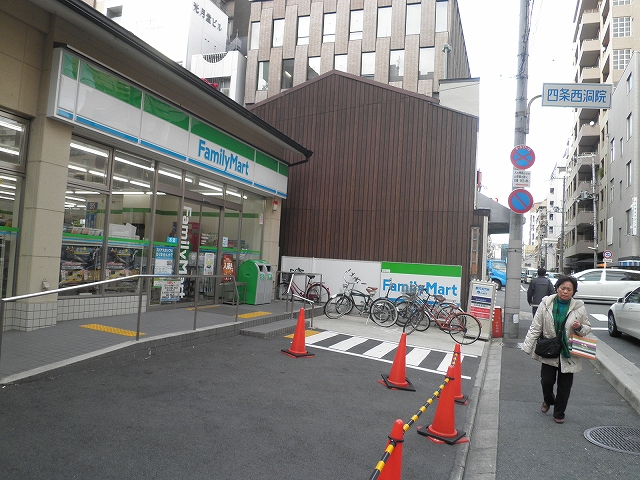 コンビニ　ファミリーマート 四条西洞院店（コンビニ）まで65m