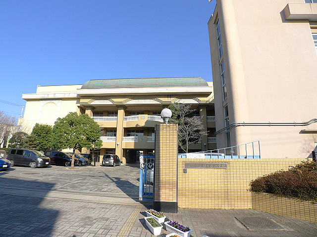 小学校　越谷市立越ケ谷小学校（小学校）まで239m