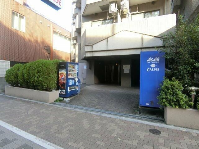 エントランス　■昇降タイプのキッチン上部収納です