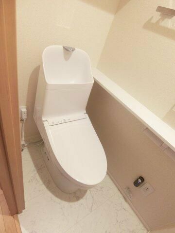 トイレ　■サイドカウンター付き温水洗浄便座■収納付き