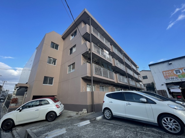 建物外観　2022年12月外壁・共用部リニューアル工事済♪