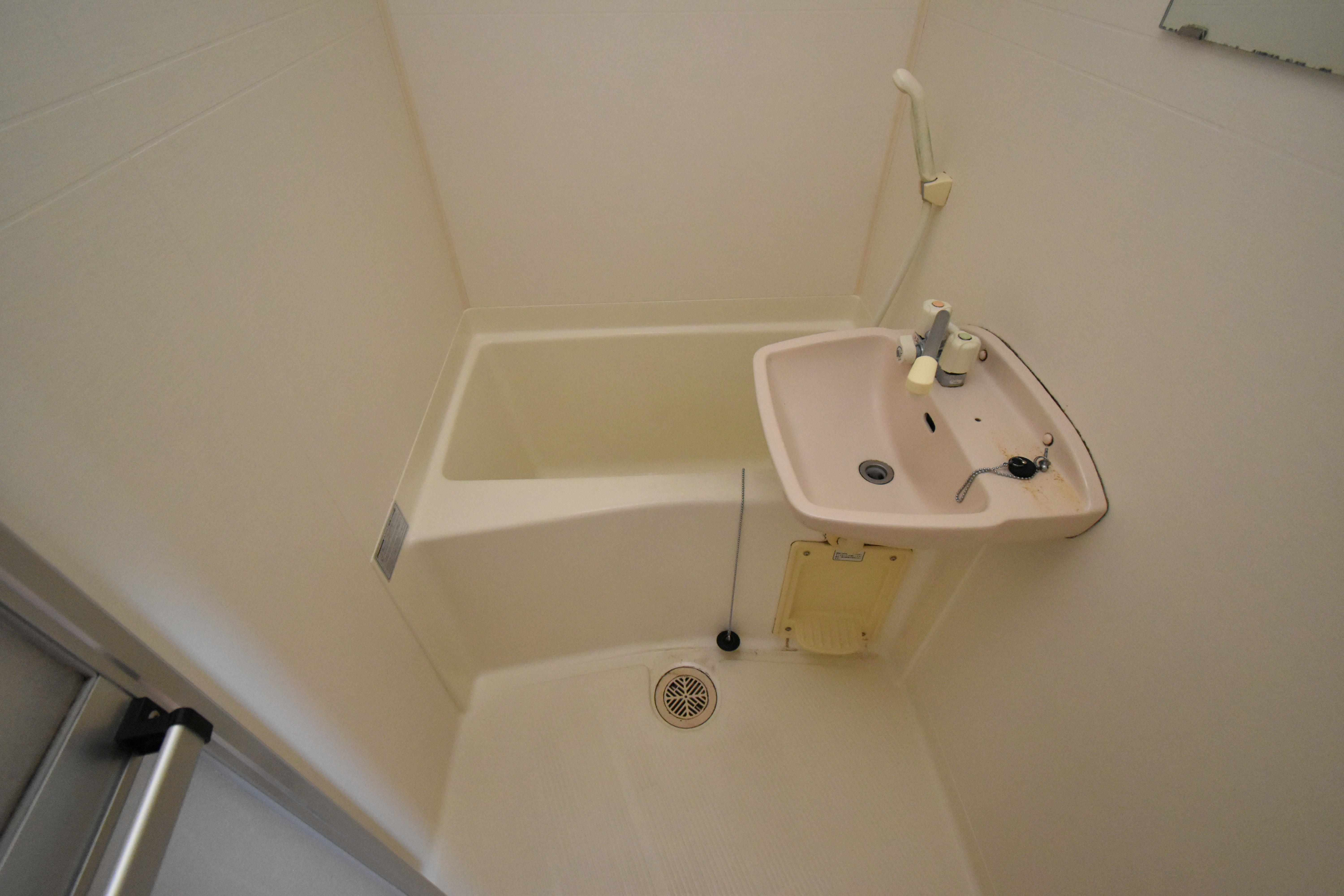 バス・シャワールーム　※同建物の別のお部屋の写真です。