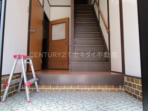 東山本新町4丁目ガレージ付き戸建ての玄関写真