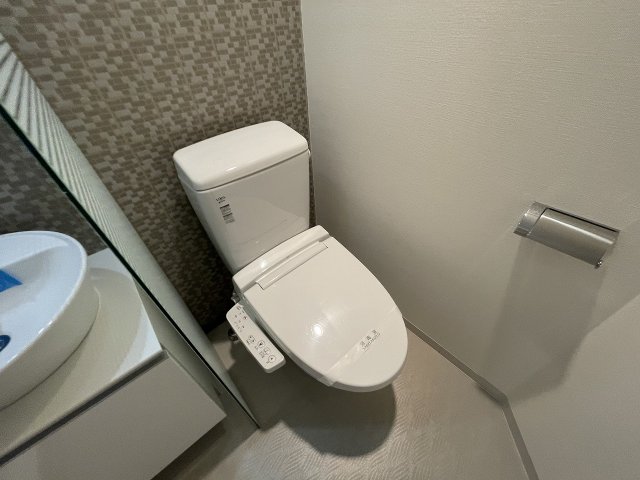 トイレ　落ち着いた色調のトイレです