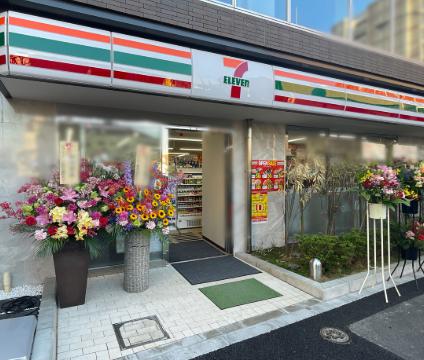 コンビニ　セブンイレブン新宿信濃町店（コンビニ）まで107m