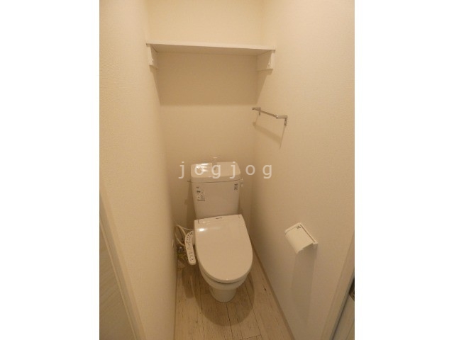 トイレ　嬉しい温水洗浄便座付きのトイレです。