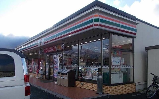 コンビニ　セブンイレブン南彦根駅北店様（コンビニ）まで600m