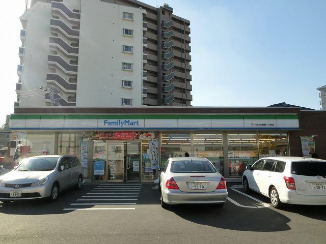 コンビニ　ファミリーマート小倉三萩野1丁目店（コンビニ）まで130m