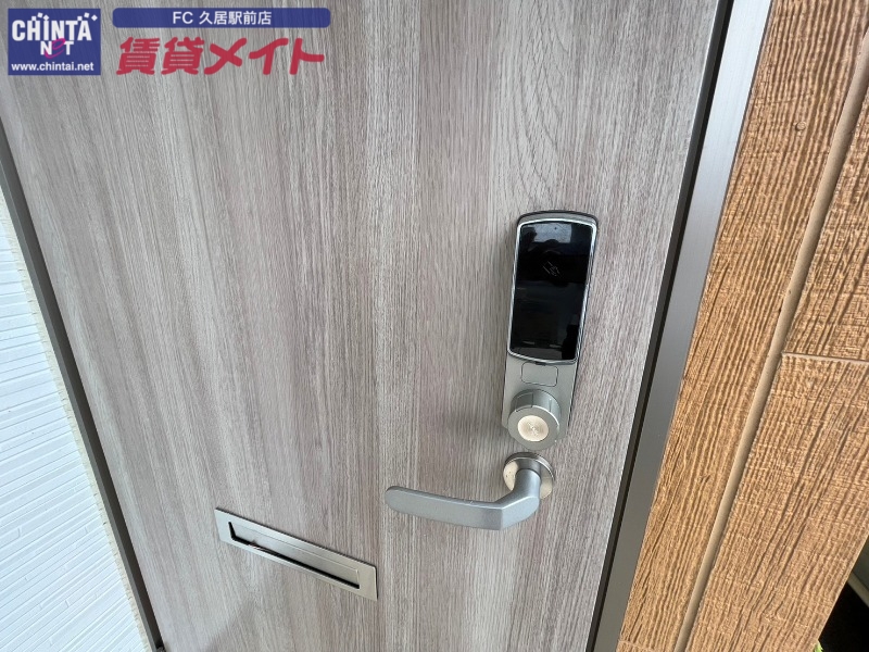 玄関　同物件別部屋写真