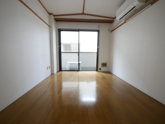 居室・リビング　★窓の大きい明るいお部屋です★