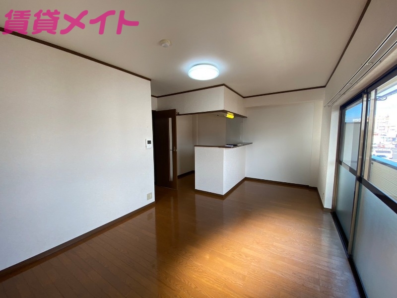 コーキア富洲原の居間写真